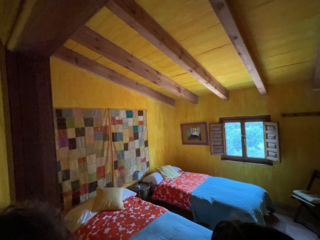 Tweepersoonskamer met warme kleuren