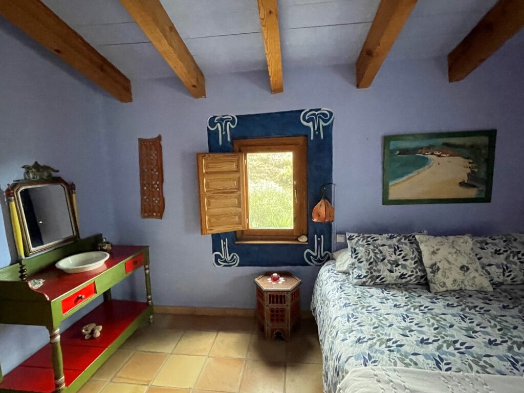Slaapkamer met kleurrijke Andalusische sfeer