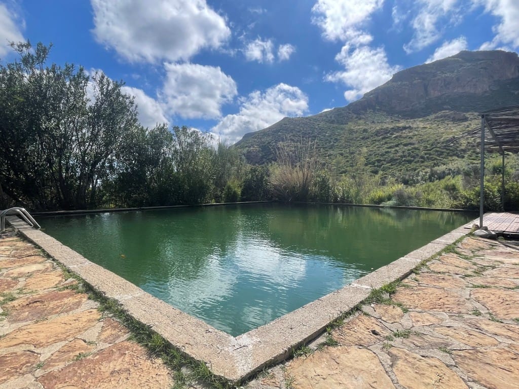 Het natuurzwembad met uitzicht op de bergen
